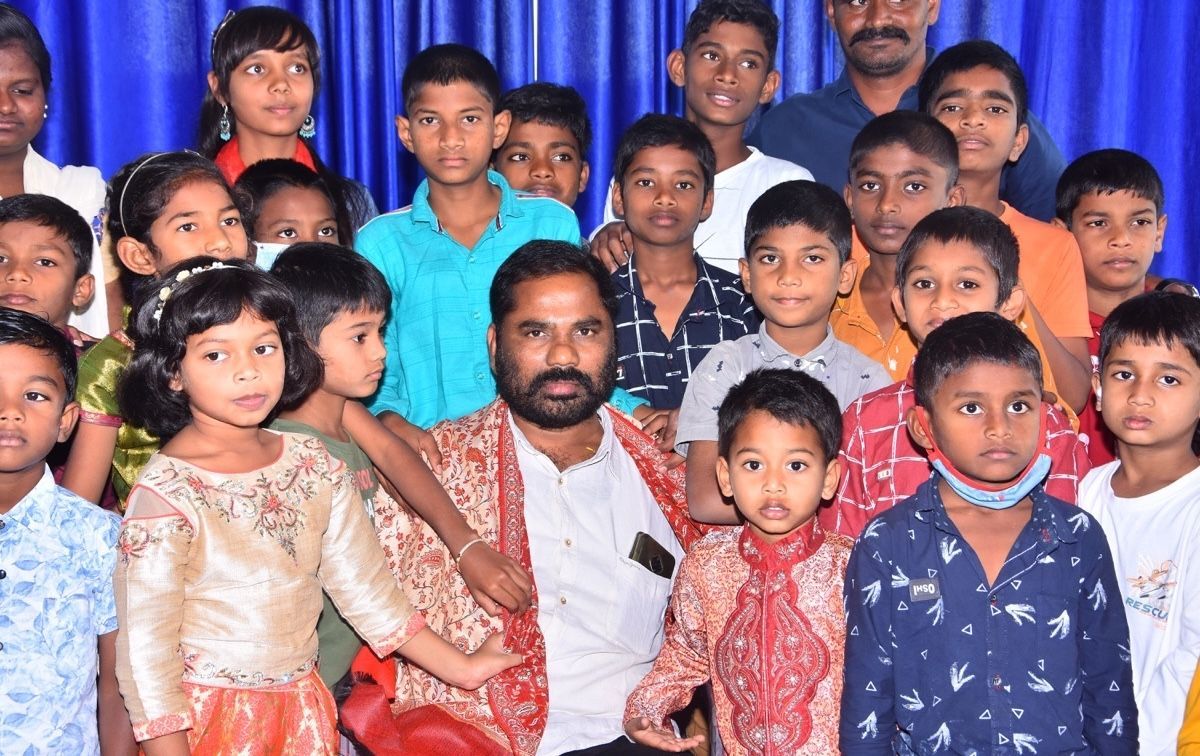 District Registrar speaking with children at Ashabhavan