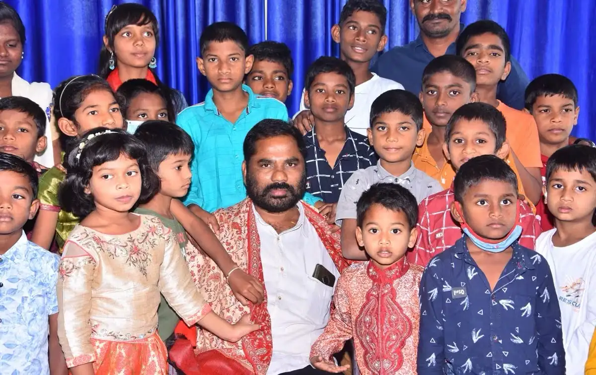 District Registrar speaking with children at Ashabhavan